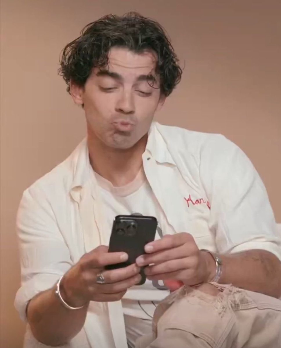 ijoegirl's tweet photo. im watching #AVeryJonasChristmas with some of my friends tomorrow and i just cant wait, would it be wrong if i watched it tonight without telling them? 😭😭😭 https://t.co/Dr436EdPXX
