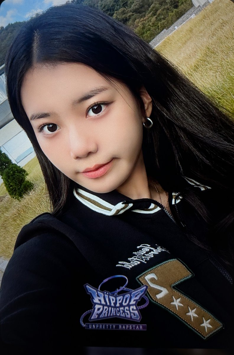 SeohyunGlobal's tweet image. Lee Seohyun #5 Secret Card!  📷

her new Secret Card reveals her &apos;hidden charm&apos;: &quot;I can actually eat 5 portions of naengsamgyeop (frozen pork belly) by myself...!&quot;  

#LeeSeohyun #이서현 #HipPopPrincess #힙팝프린세스