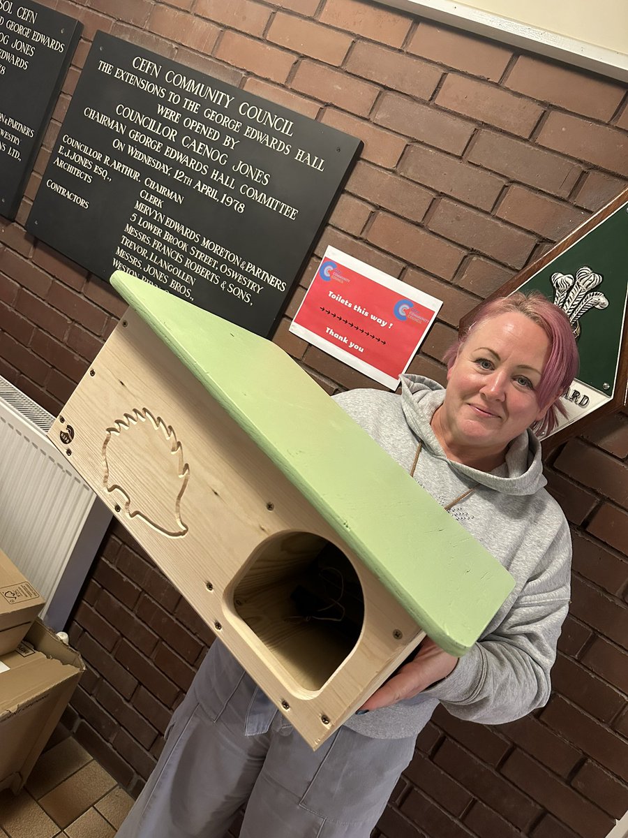 🦔 <a href="/YsgolAcrefair/">Ysgol Acrefair</a> are Hedgehog Heroes!

School Secretary Angela has collected a Hedgehog House kit for the school, adding a brilliant new resource to their Forest School programme 🌳📚

It’ll help pupils learn about wildlife, biodiversity, and caring for our spiked friends! 💚🏡