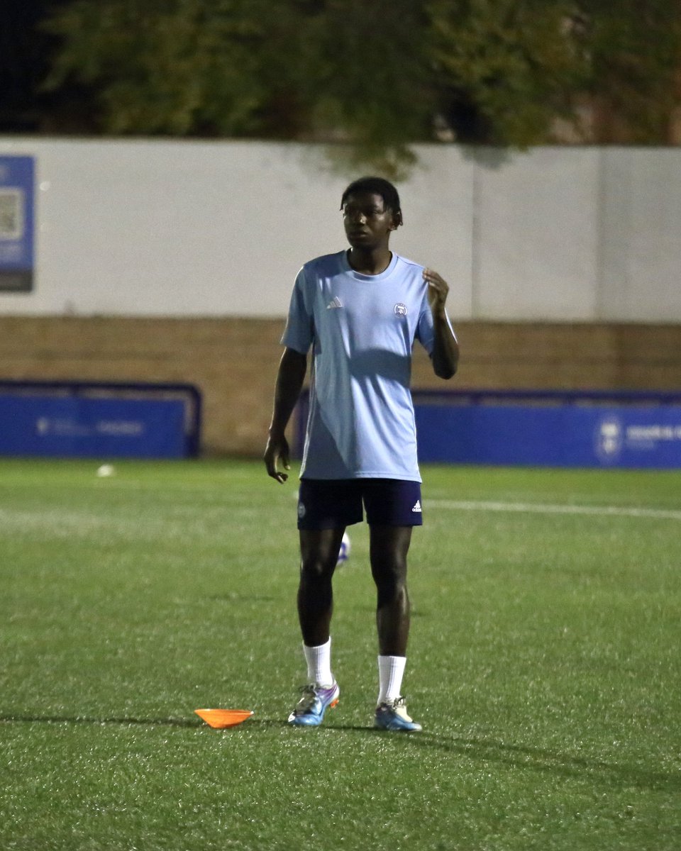 afa_academiamad's tweet image. Hoy tocó encarar, superar y conectar ⚽🇦🇷

Ganar el 1v1 y soltar el pase a tiempo para continuar el ataque.

#FútbolArgentino #MetodologíaAFA