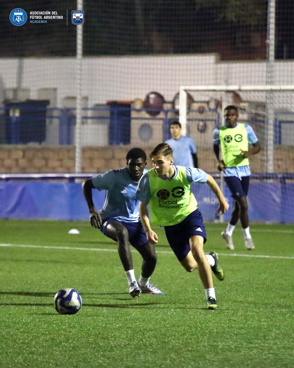 afa_academiamad's tweet image. Hoy tocó encarar, superar y conectar ⚽🇦🇷

Ganar el 1v1 y soltar el pase a tiempo para continuar el ataque.

#FútbolArgentino #MetodologíaAFA