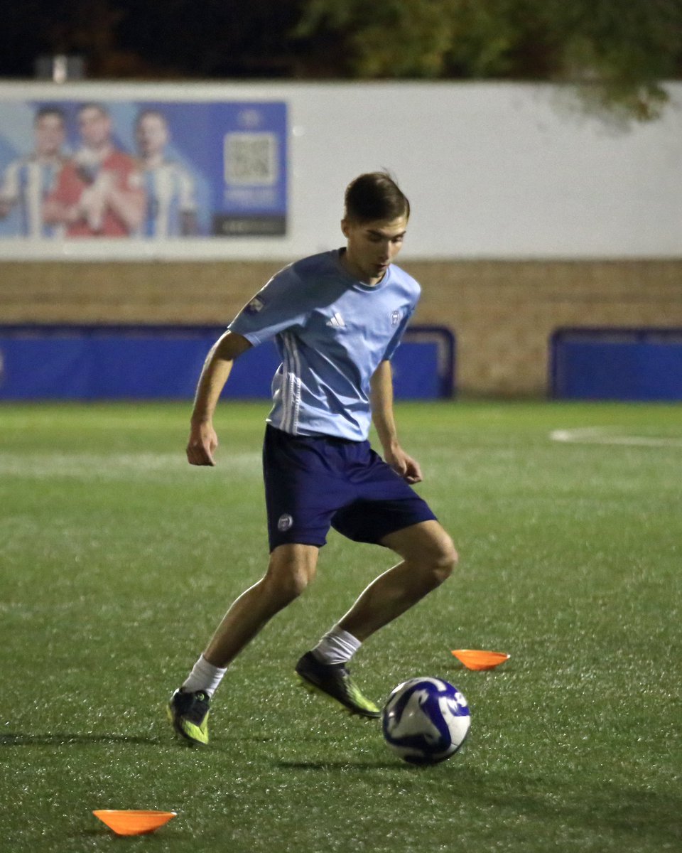 afa_academiamad's tweet image. Hoy tocó encarar, superar y conectar ⚽🇦🇷

Ganar el 1v1 y soltar el pase a tiempo para continuar el ataque.

#FútbolArgentino #MetodologíaAFA