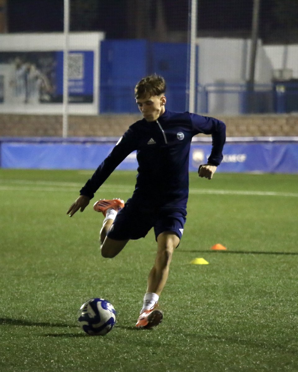 afa_academiamad's tweet image. Hoy tocó encarar, superar y conectar ⚽🇦🇷

Ganar el 1v1 y soltar el pase a tiempo para continuar el ataque.

#FútbolArgentino #MetodologíaAFA