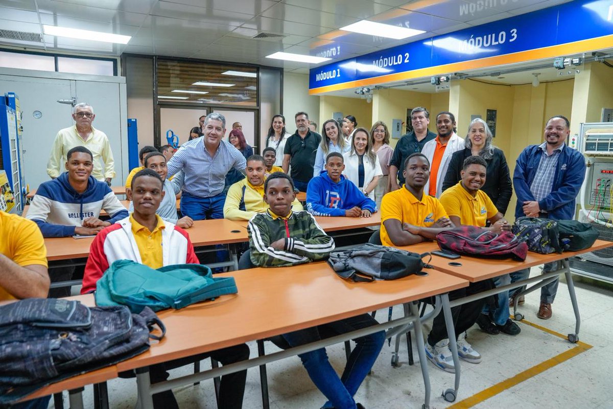 UIP_py's tweet image. 🗣️ “La formación dual es una estrategia comprobada que eleva la empleabilidad y responde de manera directa a las necesidades del sector productivo; por eso es clave seguir perfeccionando su aplicación en el país”, señaló Espínola. 

#UIP #FormacionDual #Paraguay