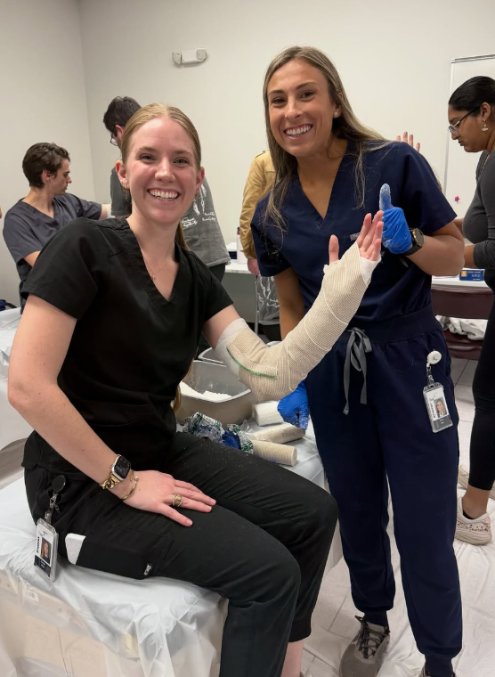 UNTHealth_TCOM's tweet image. No break time for #TCOM students, well, maybe just this once. It was hands-on with broken bones at our Splint Clinic. Dr. Robert Mayberry, a PGY-2 Orthopaedic Surgery Resident at @JPS_Health , graciously provided splinting techniques and guidance on how to set things straight.🦴