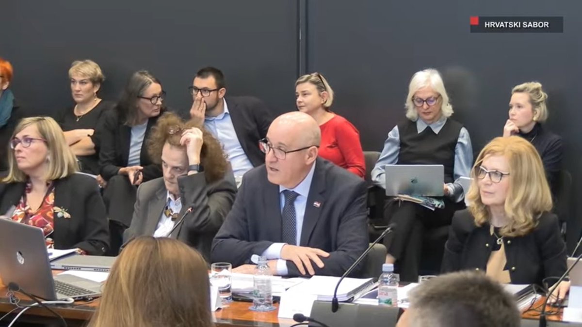 1700 stranica primjedbi ostavili su građani u javnoj raspravi na 3 prijedloga zakona koji su bili na sjednici Odbora za prostorno uređenje i graditeljstvo.
Dvorana krcata, ministar Branko Bačić ispred <a href="/VladaRH/">Vlada Republike Hrvatske</a> – a rasprava živahna, nerijetko i žučna.
Video t.ly/DaFoX