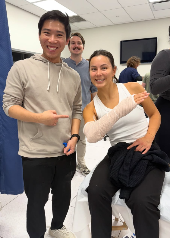 UNTHealth_TCOM's tweet image. No break time for #TCOM students, well, maybe just this once. It was hands-on with broken bones at our Splint Clinic. Dr. Robert Mayberry, a PGY-2 Orthopaedic Surgery Resident at @JPS_Health , graciously provided splinting techniques and guidance on how to set things straight.🦴