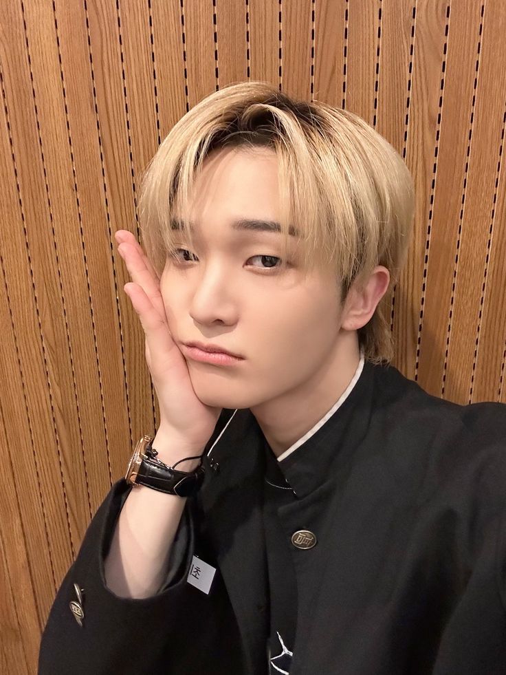 meh I missed roady selca day but!! still wanna participate
(I could do it next month but it's so rare to me to actually like myself in a photos so I'll do it now)
#roadyselcaday #RSD