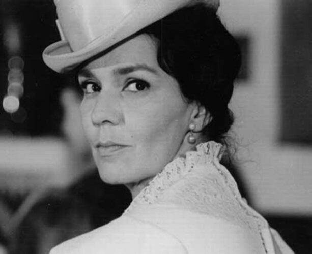 En el centenario de su natalicio evocamos a Raquel Revuelta, figura cimera del teatro cubano. Su obra siempre será admirada. #CubaEsCultura