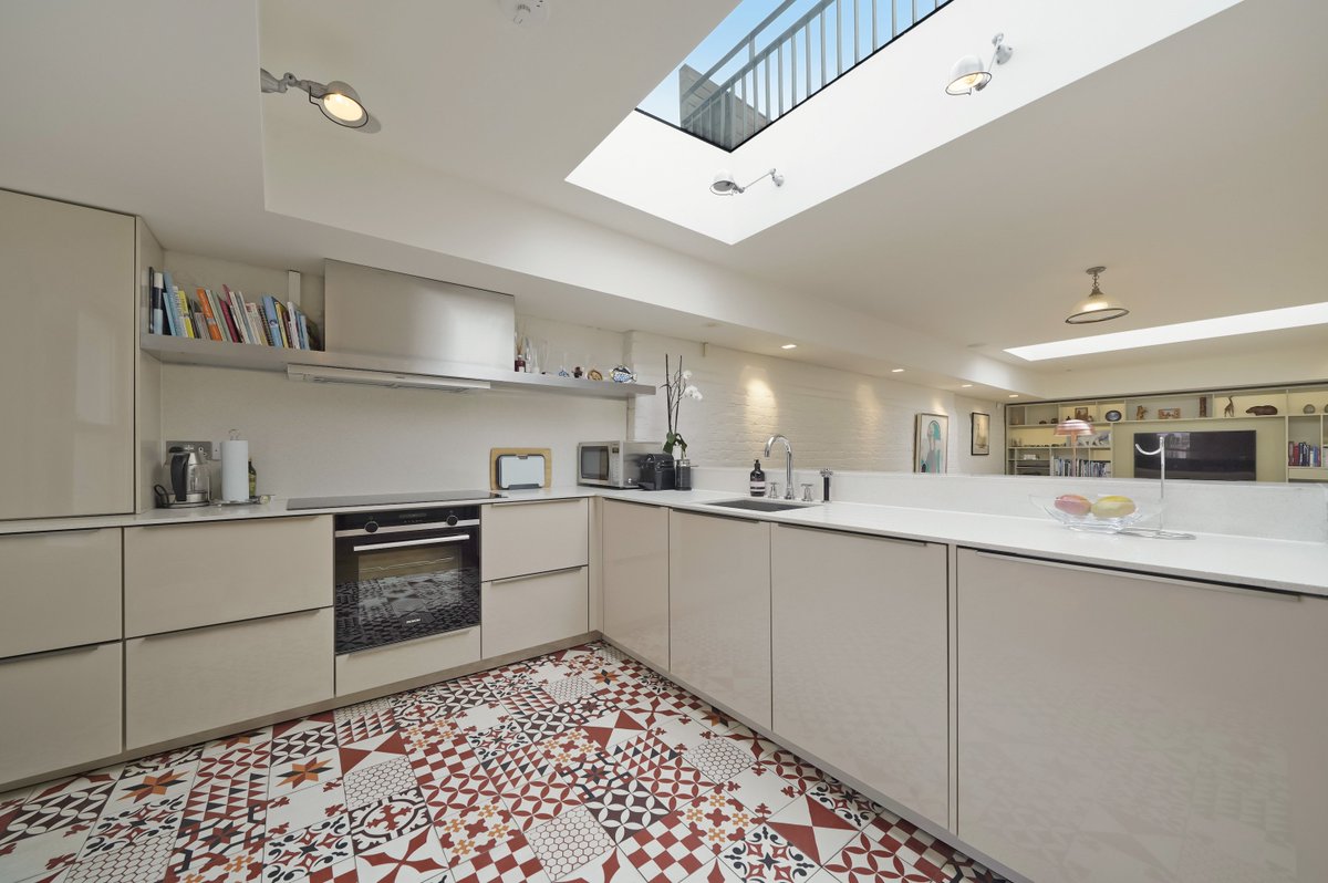 Douglas_Gordon's tweet image. A spacious four-bedroom apartment in Queen’s Gate Place, SW7, arranged over two floors with two private roof terraces and sweeping London views.

💷 View the full listing: bit.ly/4r4RHnu

#southkensington #sw7 #londonproperty #designledliving