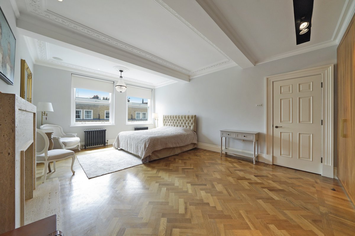Douglas_Gordon's tweet image. A spacious four-bedroom apartment in Queen’s Gate Place, SW7, arranged over two floors with two private roof terraces and sweeping London views.

💷 View the full listing: bit.ly/4r4RHnu

#southkensington #sw7 #londonproperty #designledliving