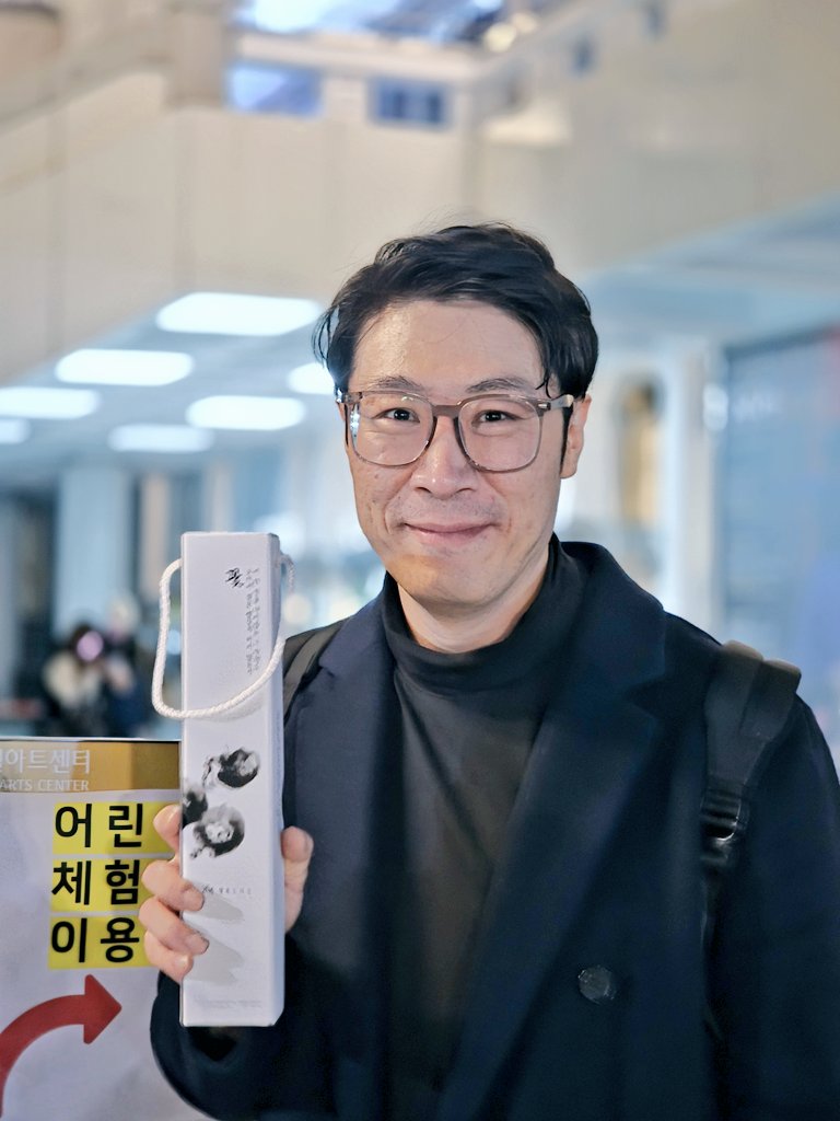 Club_Bigbeller's tweet image. 251114 레드북 커튼콜, 뮤좌와 로렐라이의 우정을 응원하며, 뮤좌친구들 좋은 밤 되세요ㅠㅠ 저는 보는 내내 힘 꽉 줬던 눈에 힘 풀러 갈게요.. 아 이번시즌 뮤좌 너무 강력해... 아... 크리티컬... 근데 왜 본체는 이렇게 핸섬 그 자체... 하아... 지옥과 천국이 공존하는 그는 빅벨..크으...