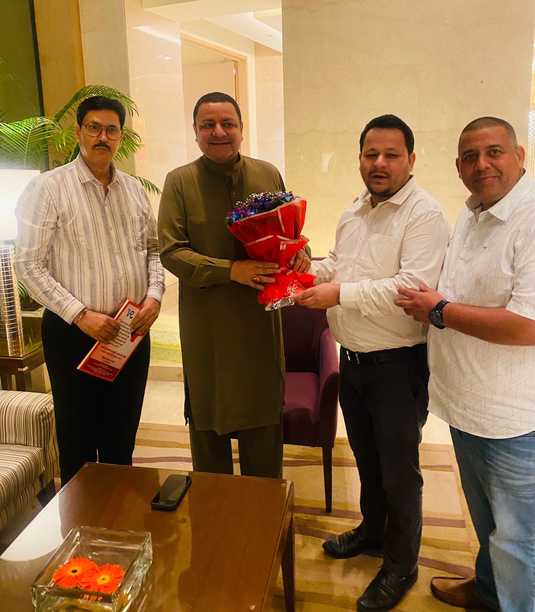 sudhirhp's tweet image. मुंबई पहुंचने पर आज हिमाचल मित्र मंडल के पदाधिकारियों के साथ मुलाकात की।
