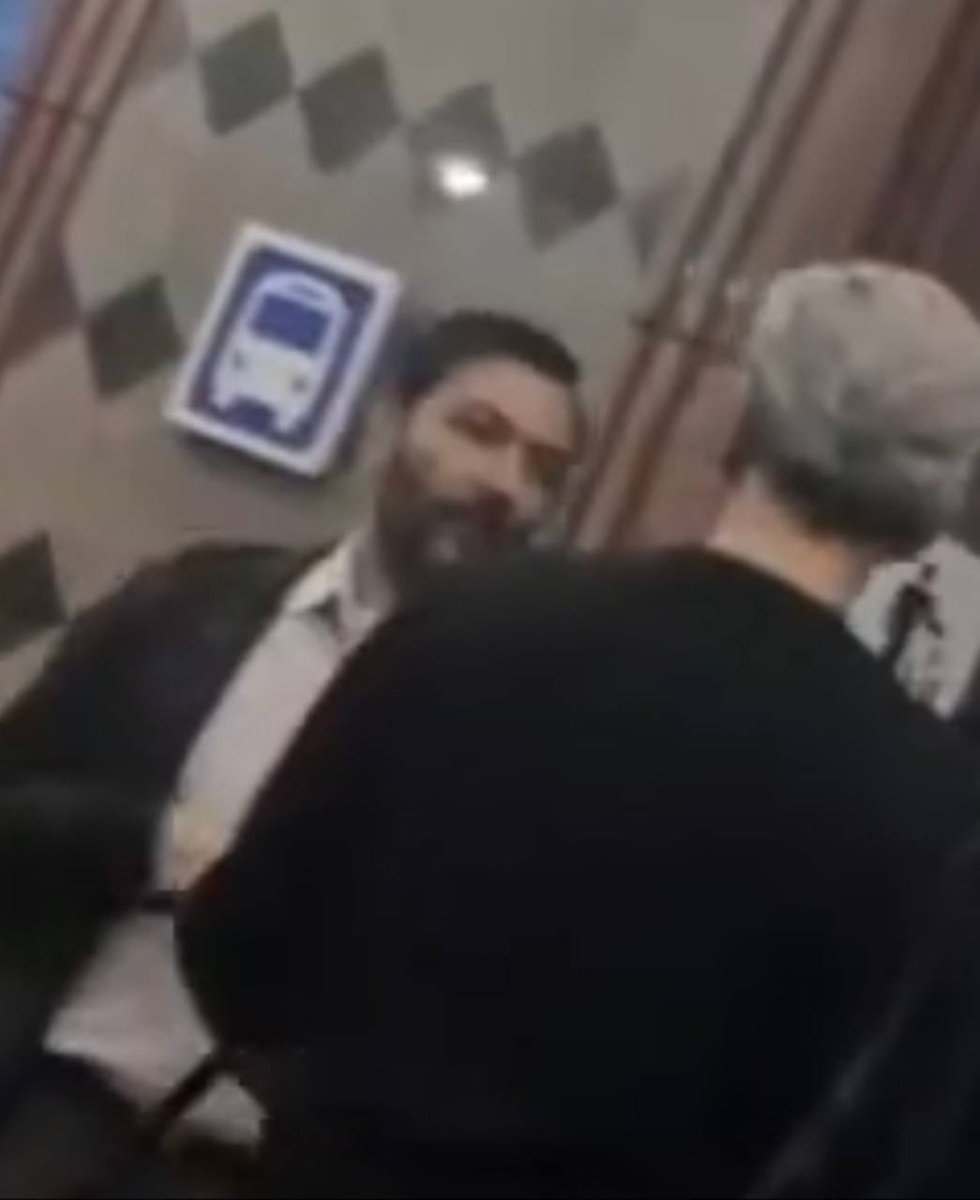 چهره ان حرام زاده ای که اولین نفر اومد سراغ ارتشی ها در مترو وتا اخر در دستگیری شان همکاری میکرد لطفا با هوش مصنوعی کیفیت را بالا ببرید و نامش را پیداکنیم
#ریدم_تو_دهن_خامنه_ای_و_مزدوراش 
#کص_خواهرت_عرزشی