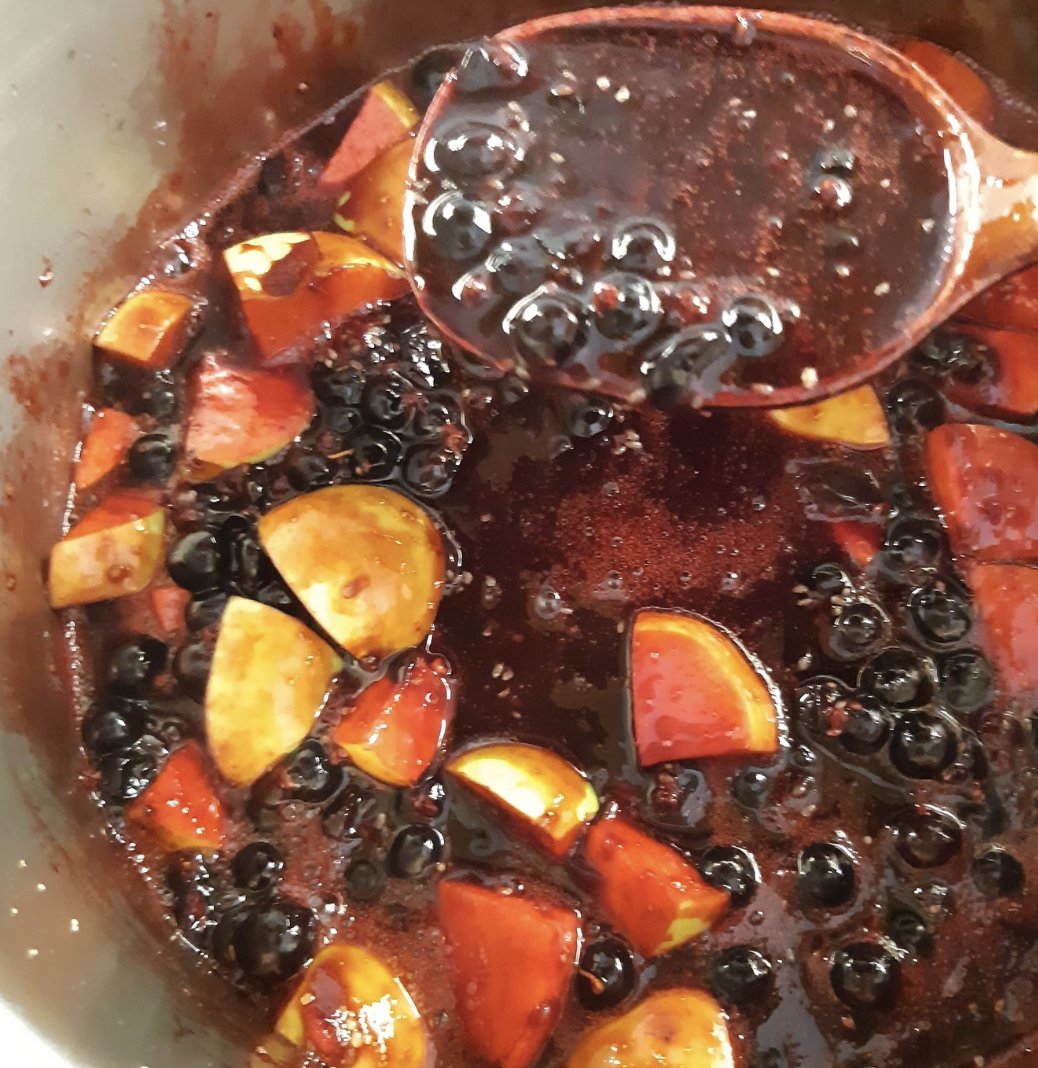 katia_hougaard's tweet image. Adding apples to your homemade blackcurrant jam can help make a firmer textured jam thanks to the pectin, a naturally occurring long chain polymer found in fruit. #apples #pectin #blackcurrant #jam #homemadejam #cooking