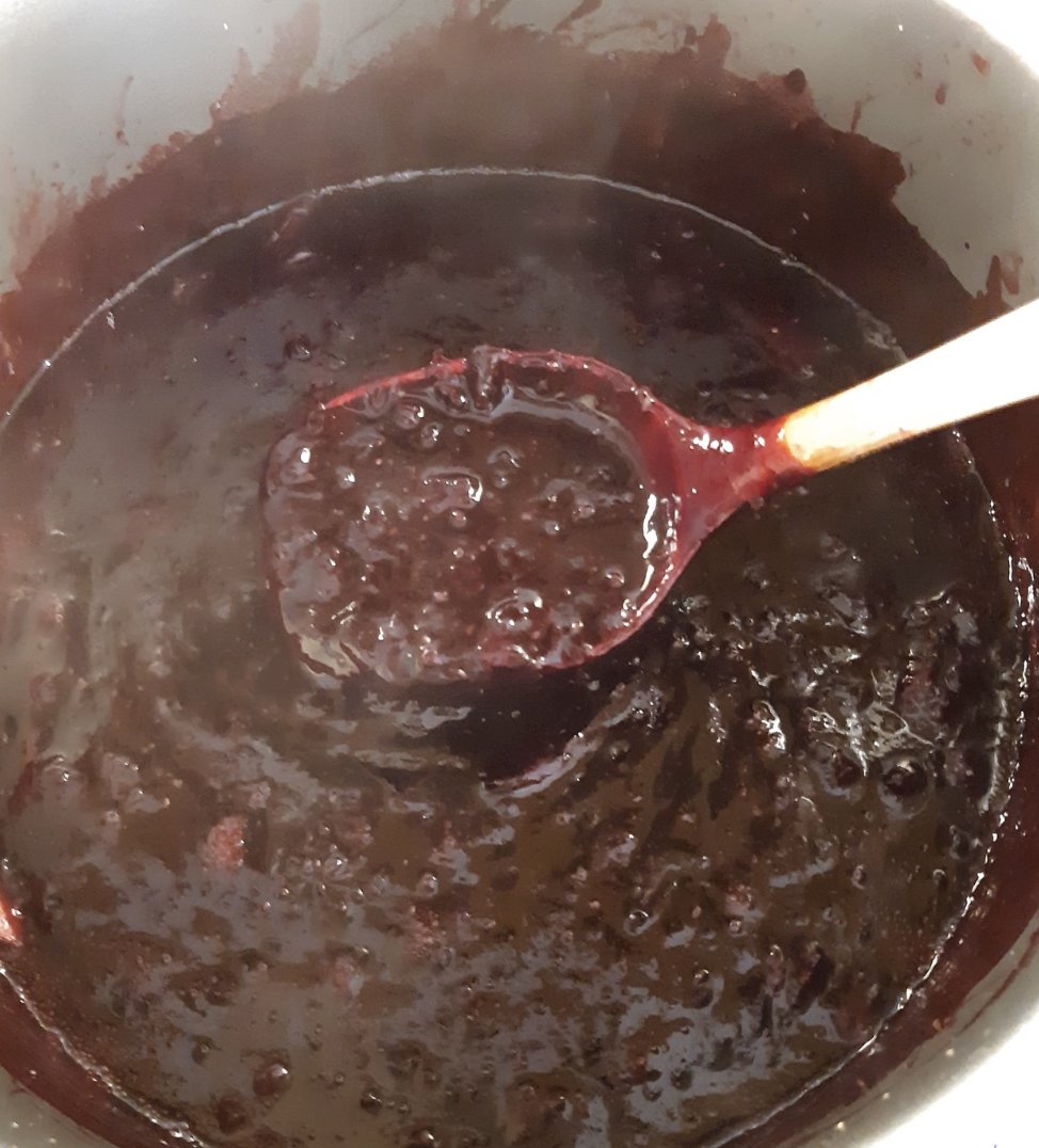 katia_hougaard's tweet image. Adding apples to your homemade blackcurrant jam can help make a firmer textured jam thanks to the pectin, a naturally occurring long chain polymer found in fruit. #apples #pectin #blackcurrant #jam #homemadejam #cooking