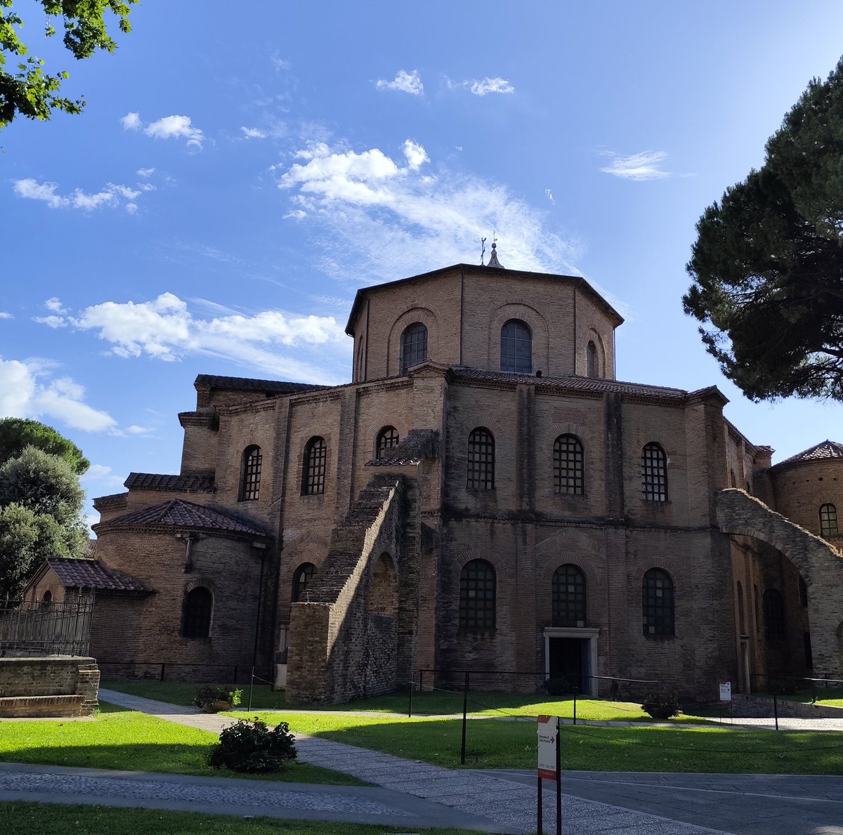 Viendo el exterior de la iglesia de San Vitale, en Rávena, nada te prepara para las maravillas que conserva su interior. Algunos de los mosaicos más espectaculares del mundo están aquí, en este monumento y en otros de la ciudad.
(sigue)