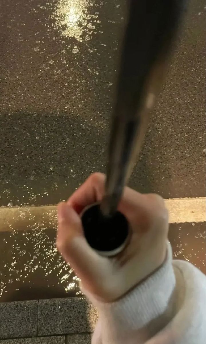 HmryLtyft's tweet image. صوت المطر عود بذكراك 
والغـيم كنـه يداريني🤎🎶

❤️😍