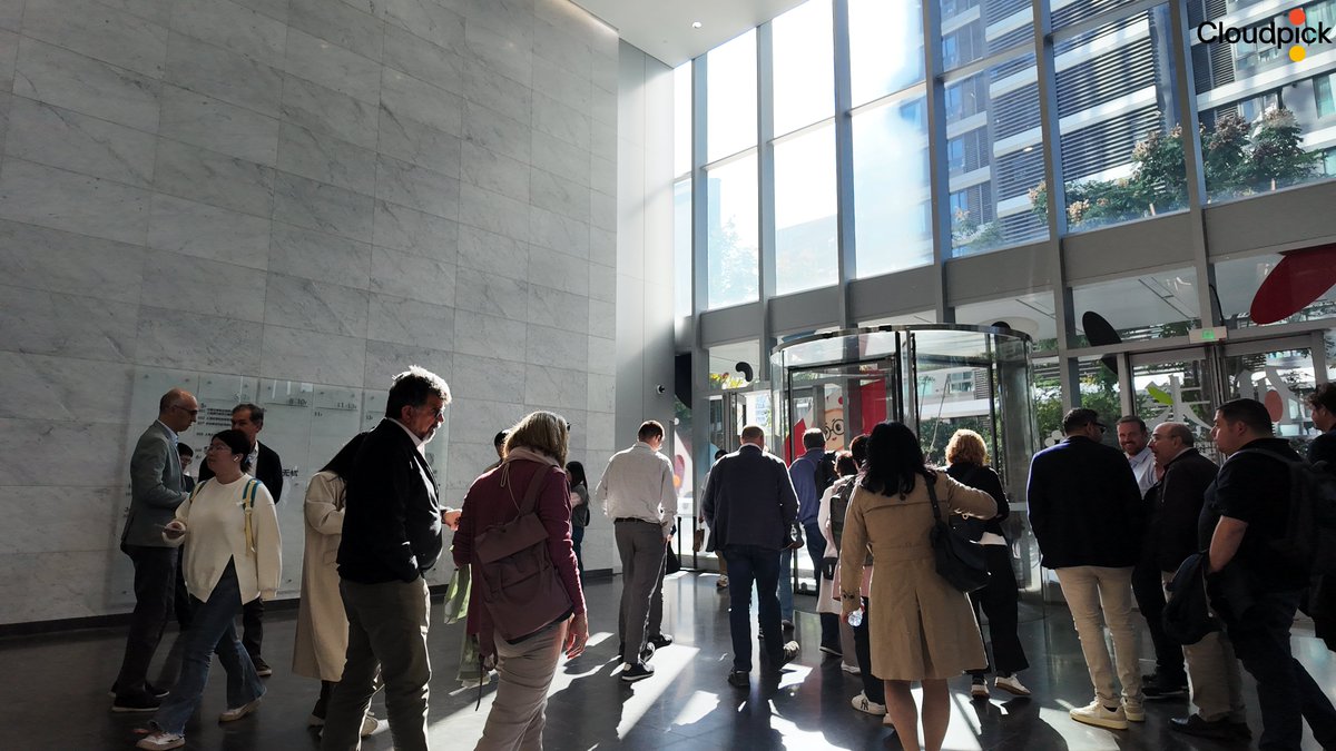 CloudpickTech's tweet image. 🇪🇸 Honored to host a Catalonia retail delegation in China, where leaders from Abacus, ABC Grup, Calbet, Plusfresc, Comertia &amp;amp; more experienced Cloudpick’s AI-powered unmanned store — scan in, pick, walk out.

#Cloudpick #AI #SmartRetail #Spain #Catalonia #UnmannedStore