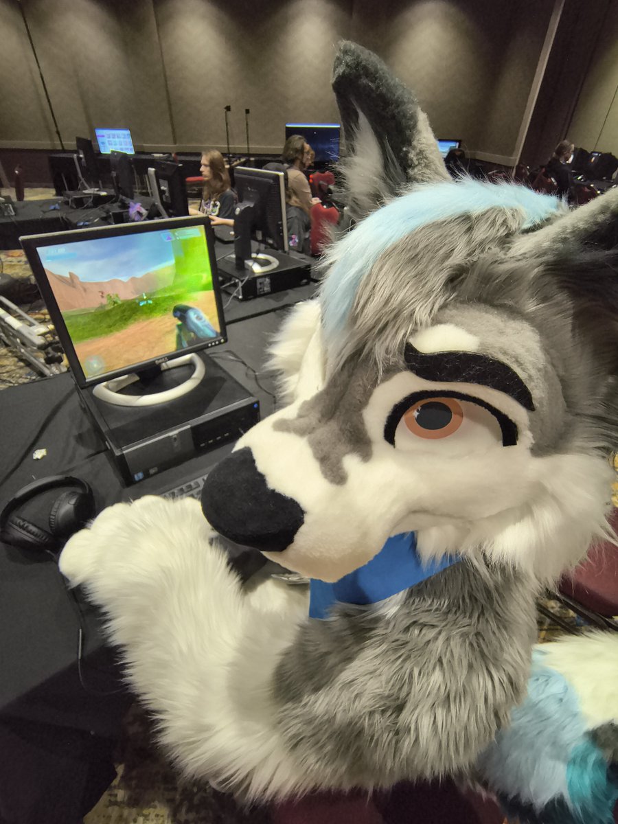 ExccyWoof's tweet photo. Mom said it’s my turn to play Halo!

#FursuitFriday
📸: @TanashiGrowly https://t.co/8gW981m1rz