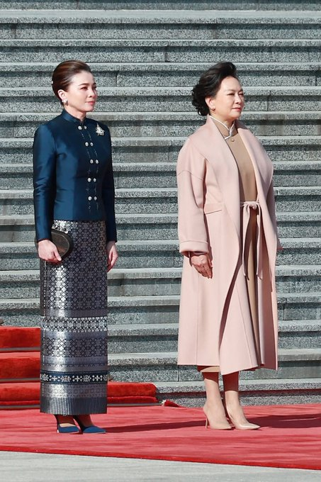 สมเด็จพระนางเจ้าสุทิดา พระบรมราชินี ประทับยืนกับ “เผิง ลี่หยวน”  สุภาพสตรีหมายเลขหนึ่งของจีน Queen Suthida Bajrasudhabimalalakshana of Thailand and Peng Liyuan (彭丽媛), wife of President Xi Jinping.  #QueenSuthida #พระราชินีสุทิดา #PengLiyuan #彭丽媛 #เผิงลี่หยวน