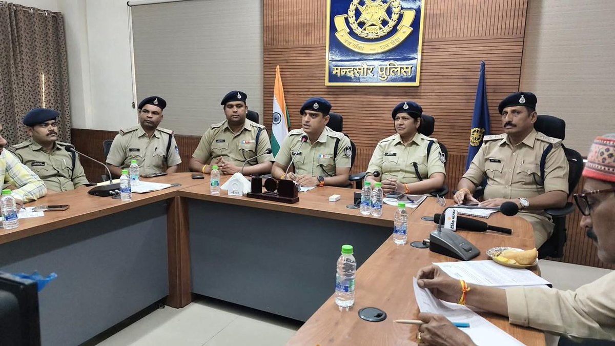 DGP_MP's tweet image. ✨ मंदसौर पुलिस को उत्कृष्ट कार्य हेतु बधाई।

खुद के अपहरण और ₹50 लाख की फिरौती वसूलने के लिए बनाई गई साज़िश को पुलिस ने कुछ ही घंटों में उजागर कर मुख्य आरोपी हर्षल जैन और उसके सहयोगी गणपत सिंह को गिरफ्तार किया है।

#Mppolice @mandsaur_sp