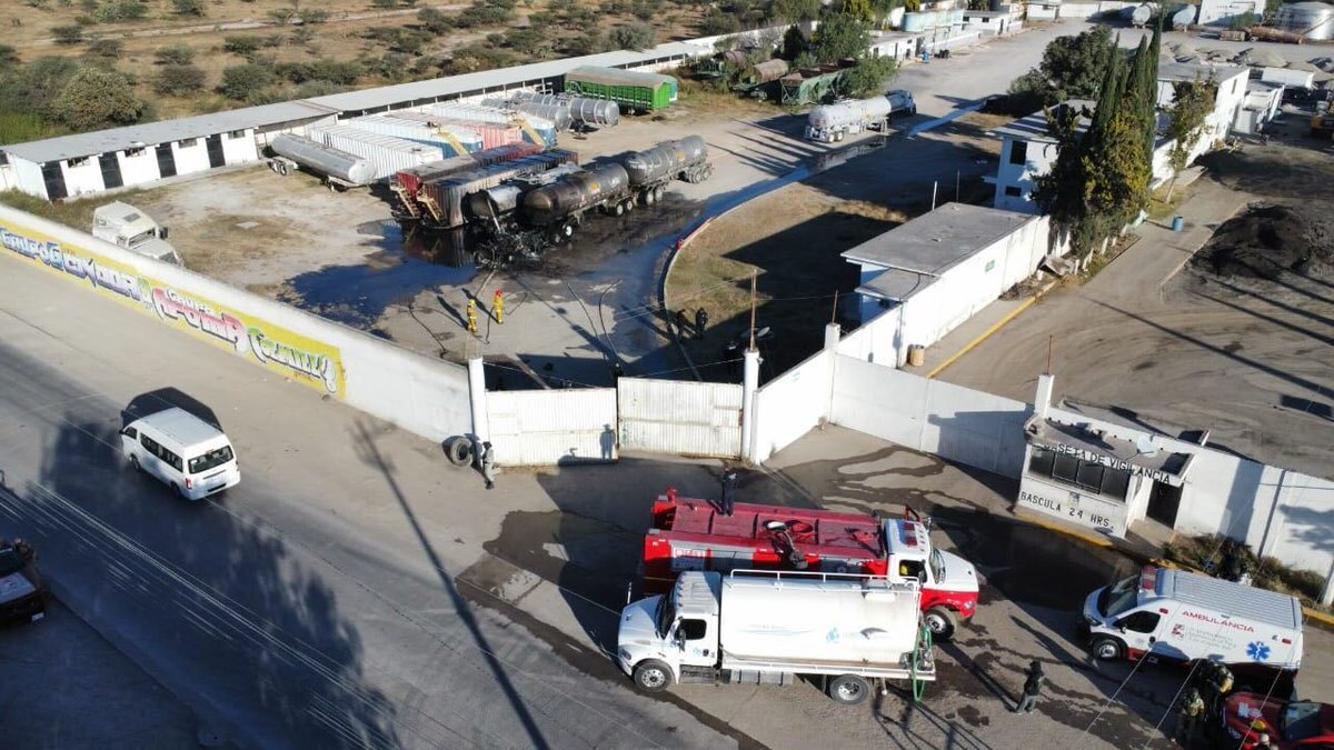 AztecaNoticias's tweet image. #Hidalgo | 🚨 La mañana de este viernes, un aparatoso #incendio generó alarma en la colonia El Águila, Atotonilco de Tula. 

Una densa columna de humo negro despertó a los vecinos. El fuego inició en una pipa presuntamente cargada con hidrocarburo y se propagó rápidamente,…