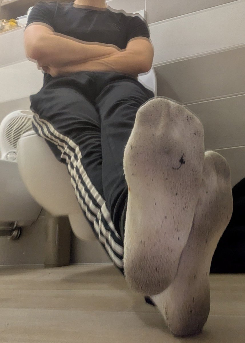 GIÙ A TERRA E PULISCI CANE 👊🏻

WHO WANNA LICK MY STINKY DIRTY SOCKS UNTIL CLEAN?😈