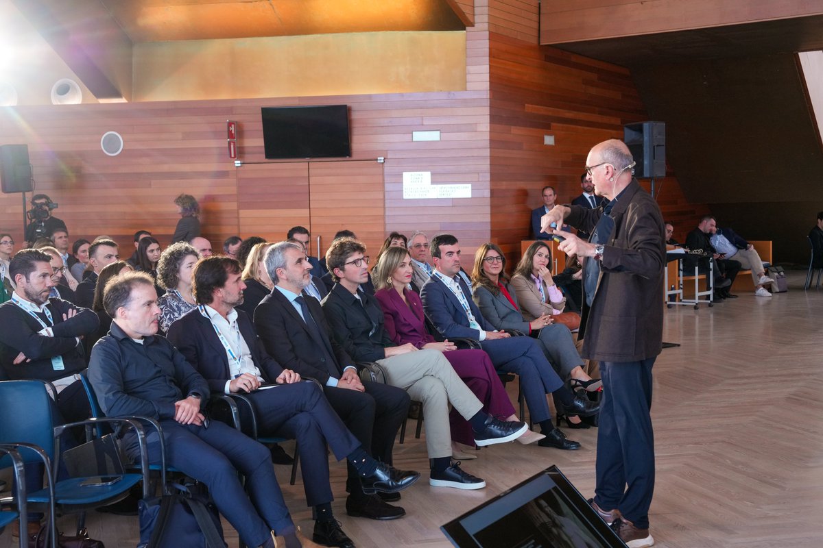 jon_insausti's tweet image. He tenido la oportunidad de escuchar a una de las personas que más me inspiran en mi labor diaria: Xavier Marcet.

En su intervención ha abordado un reto fundamental: cómo avanzar hacia una administración más humanista.

Una transformación que empieza siempre por uno mismo:
🔹…