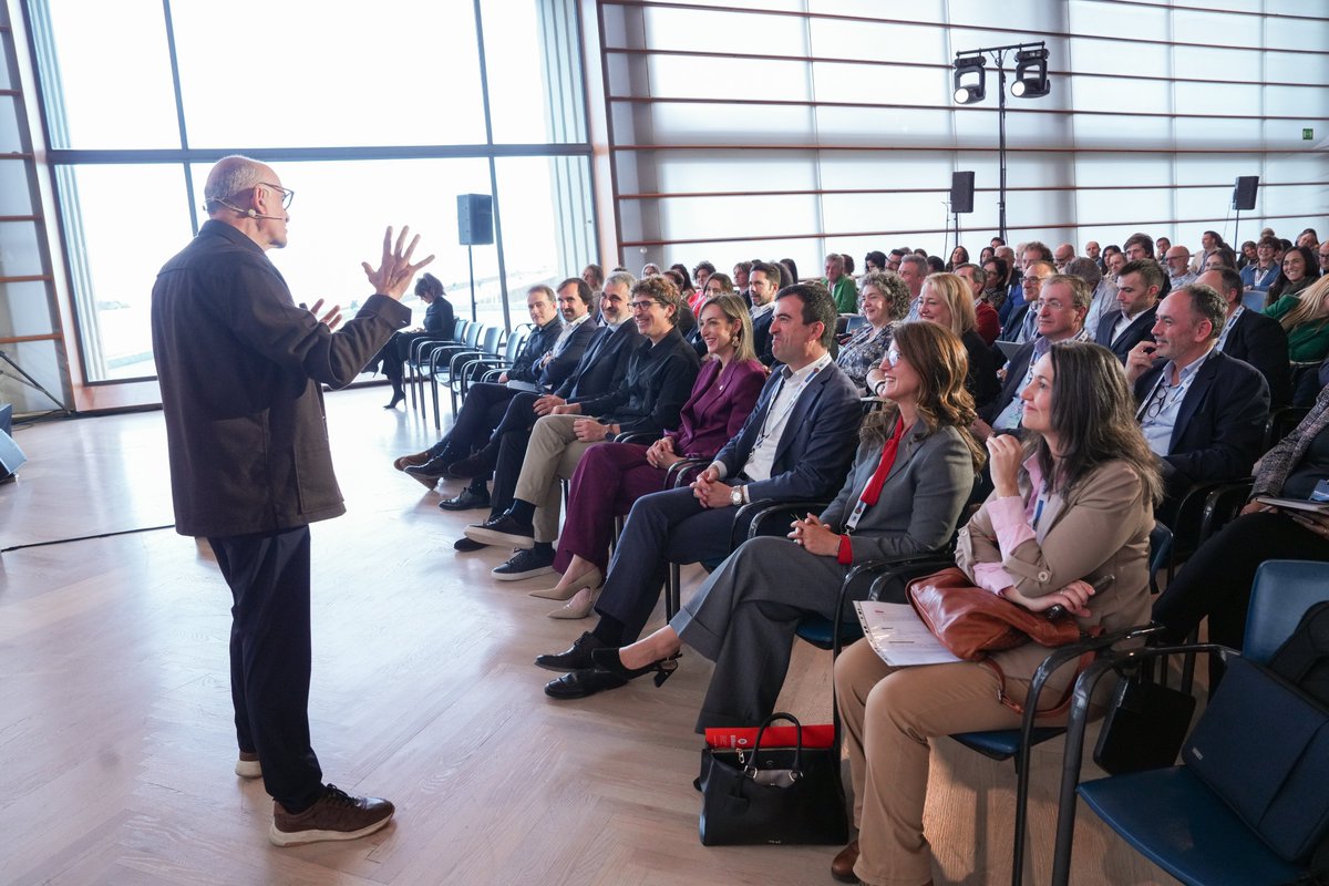 jon_insausti's tweet image. He tenido la oportunidad de escuchar a una de las personas que más me inspiran en mi labor diaria: Xavier Marcet.

En su intervención ha abordado un reto fundamental: cómo avanzar hacia una administración más humanista.

Una transformación que empieza siempre por uno mismo:
🔹…