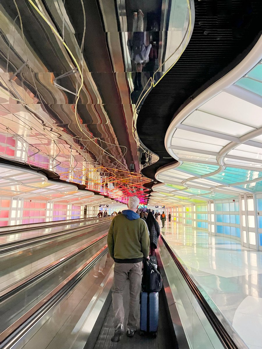 Just landed in Chicago ✈️
Catching a red-eye to Philly for the next floral journey.
Coffee now… flowers soon! 💐😄

#floraljourney #floristlife #travelday #designerontheroad #phillyflowers