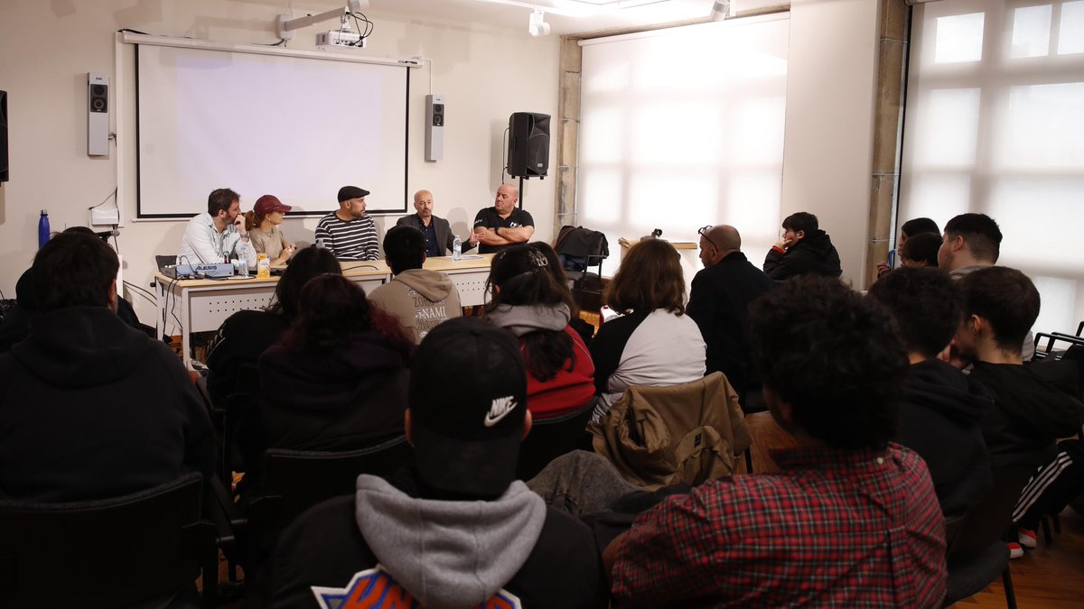 🎞️ Fernando Pazin, Bea Poey, José Antonio Campos y Álex Agüera cerraron la mañana con un coloquio sobre la distribución de cortometrajes. Cinco visiones distintas acerca de la impotancia de distribuir bien y del papel de festivales como la Mostra, en la vida de un corto.