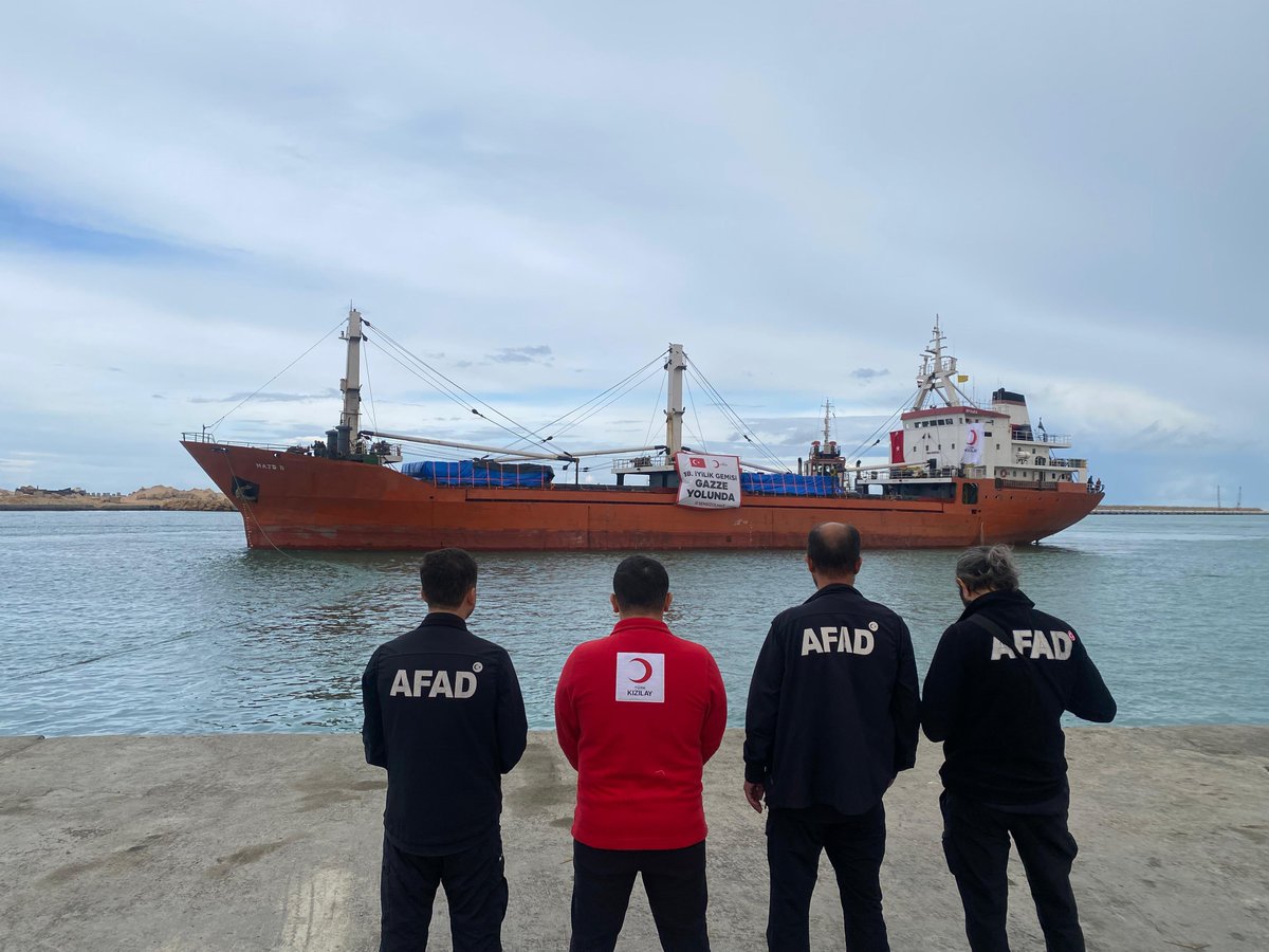 Mersin’den hayır dualarıyla uğurladığımız yardım gemimiz, Gazze’ye taşıdığı iyilik yüküyle El-Ariş Limanı’na ulaştı.

Milletimizin cömert katkılarıyla hazırlanan 800 ton gıda ve insani yardım malzemesini, limanda ekiplerimiz teslim aldı.

Mazlumun yanında durmak, atalarımızdan