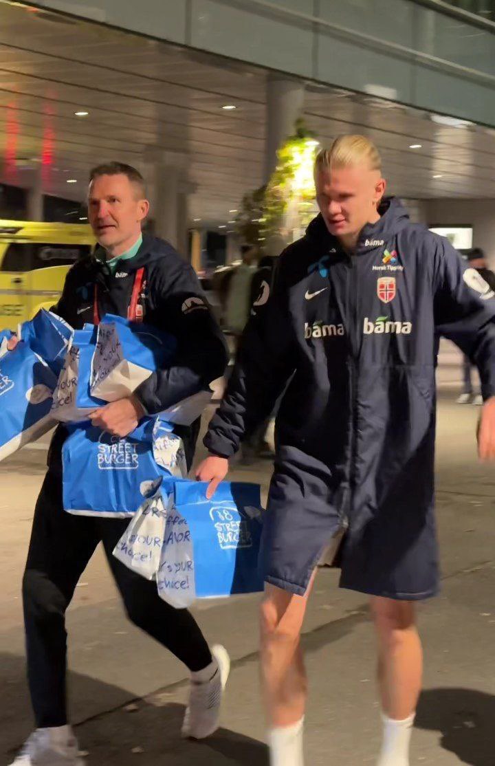 يخرب بيت العشق هالاند ماخذ 60 برغر للمنتخب كامل بعد مباراة امس😂🩵