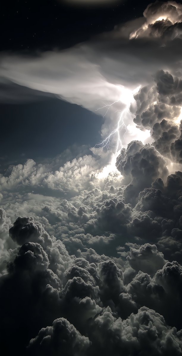 aestheticsguyy's tweet image. Tap, hold and load in 4K | above the clouds ☁️