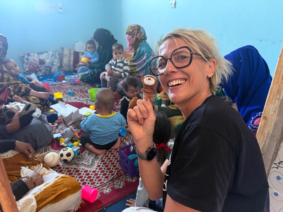 J77Katarina's tweet image. Every child has the right to play &amp;amp; develop from the earliest age. A magical moment as #Sahrawi #refugee mothers &amp;amp; #children explored the Early Childhood Development #ECD « treasure box ». @UNICEFAlgerie  thanks @aics_it for support in child health and ECD. #ForEveryChild