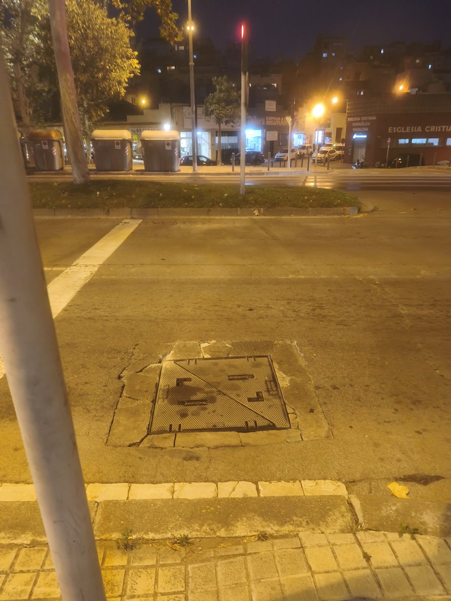 ianederlucia's tweet image. Llevamos 3 semanas con esto roto, 24/7 con clon clon , se a hecho una queja a los concejales del distrito 2, ésto es Rambla Sant Juan / carretera antigua de Sistrell,
Esto está afectando a la Salud de vecinos qué no pueden dormir ni descansar, solo queda arrancar la alcantarilla