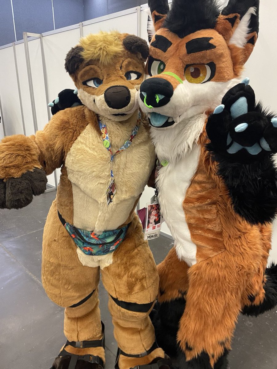 mueve la caderichis trutururu 💃
pegame ese bultichis uyuyuyuy 🥴
asi como me goofy trucurutrustrustrus 👯‍♂️
muak 💋 #FursuitFriday

🦊: <a href="/El_zorro_chino/">ⱫØⱤⱤØ ₵Ⱨł₦Ø🔜 MFF</a> 
🧵: <a href="/pinustudios/">Pinu Studios</a> / <a href="/PyropeCostumes/">✨Pyrope Costumes✨</a>