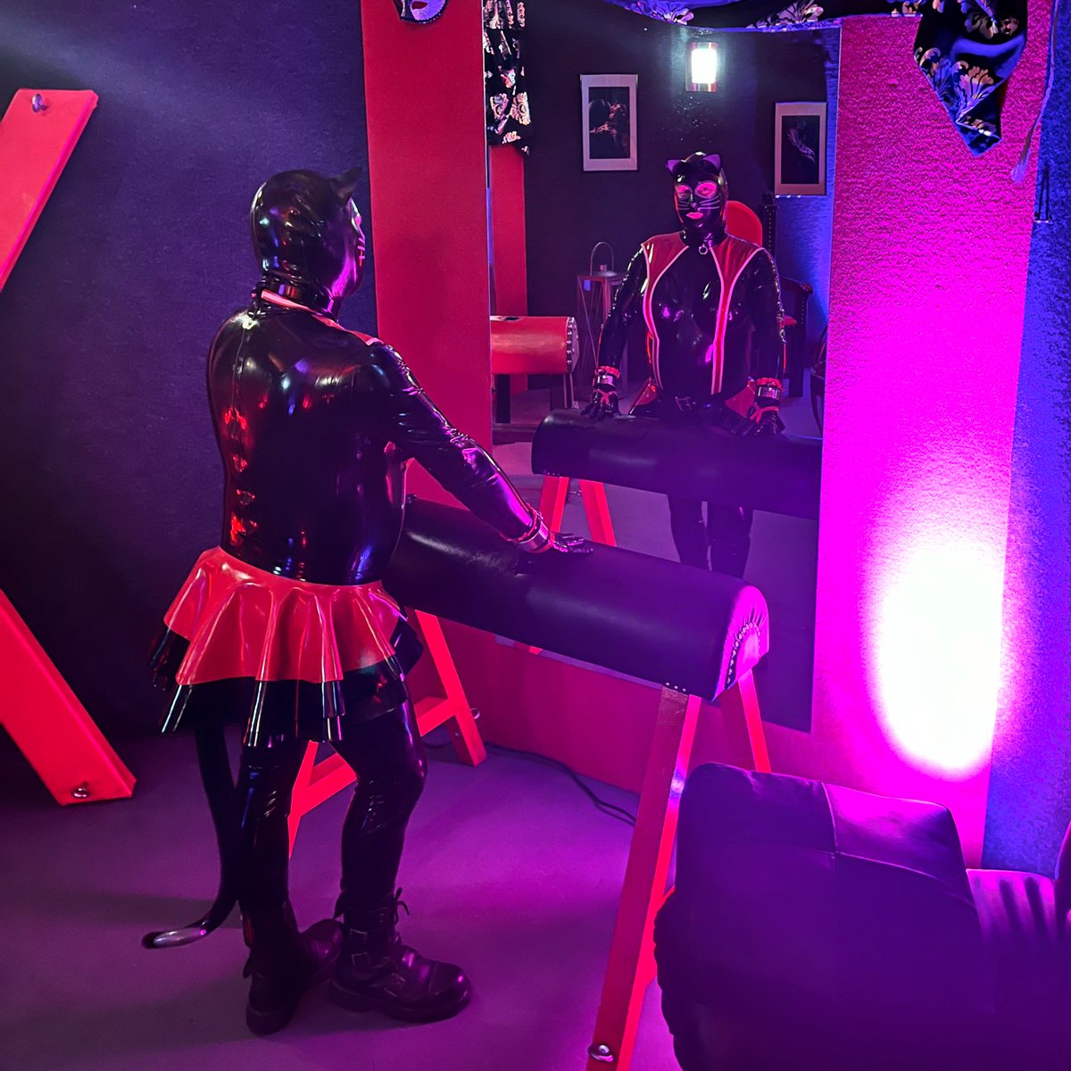 Katzentatze1963's tweet photo. Well, well, who's this pretty cat in the mirror? That's not right, I'm the prettiest one here! What do you think? 🙂
Shined with: @VivishineLatex 
#glanzig #glanziglatex #indoorshooting #shooting #bbc #latexlove #latexlife #rubberfun #rubberfetish https://t.co/fbE3EmeZPs