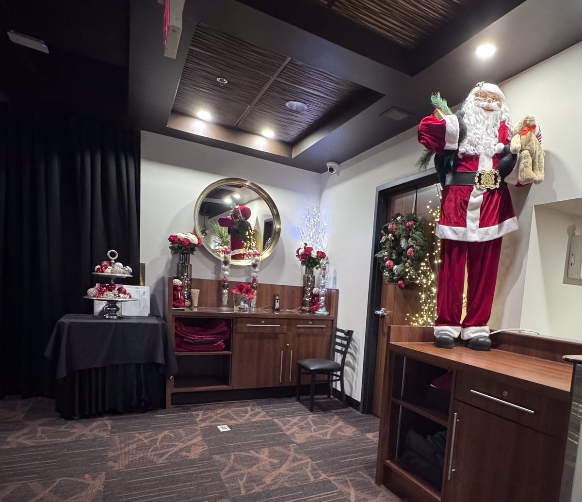 apuliacatering's tweet photo. 🎄✨ Christmas Party Time! ✨🎄🧑‍🎄🌟⛄We still have some dates open for holiday parties at The Loft Room! Gather your crew, enjoy good food, and celebrate in a fun, festive space.🎅🎁 Contact us to snag your spot! #theloftroom #leduc #JingleAllTheWay https://t.co/XaR2oygZgP