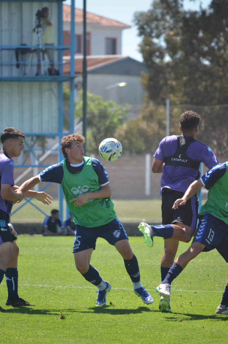 ⚽ 𝐀𝐦𝐢𝐬𝐭𝐨𝐬𝐨 𝐞𝐧 𝐀𝐯𝐞𝐥𝐥𝐚𝐧𝐞𝐝𝐚

Quilmes disputó hoy dos encuentros de 40´ ante la Reserva de Racing en el Predio Tita Mattiussi.

🟦 Primer partido
Formación: Glellel; Closter, Tévez, Lescano, Bindella; Martínez, Postigo, Casabuena; Capano, Coronel, Batista.