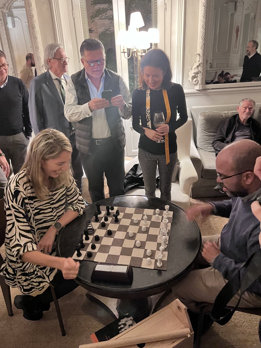 ¡Una experiencia sensacional durante la presentación de “Jaque Matador”, una pieza única creada por el artista Tito Pérez Mora para <a href="/clubmatador/">Club Matador</a> , <a href="/AJEDREZCABEZA/">AJEDREZCONCABEZA</a>-<a href="/merybliya/">María Rodrigo Yanguas</a>  estrenándolo con una partida! Un tablero exclusivo y de edición limitada
📸<a href="/LucasFuica/">Lucas Fuica</a>