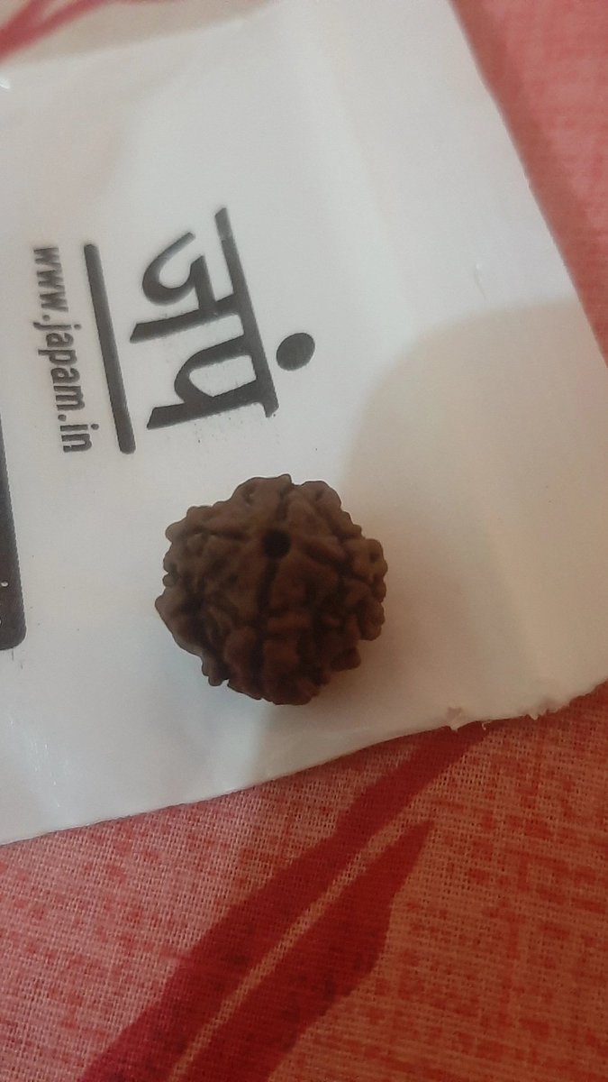 ayushimishra_07's tweet image. The QR code on the lab testing card shows 5 Mukhi Rudraksha, but the received product is 4 Mukhi Rudraksha. These days, many online frauds are happening where customers are being charged extra in the name of product exchange. No action is taken even after complaining.