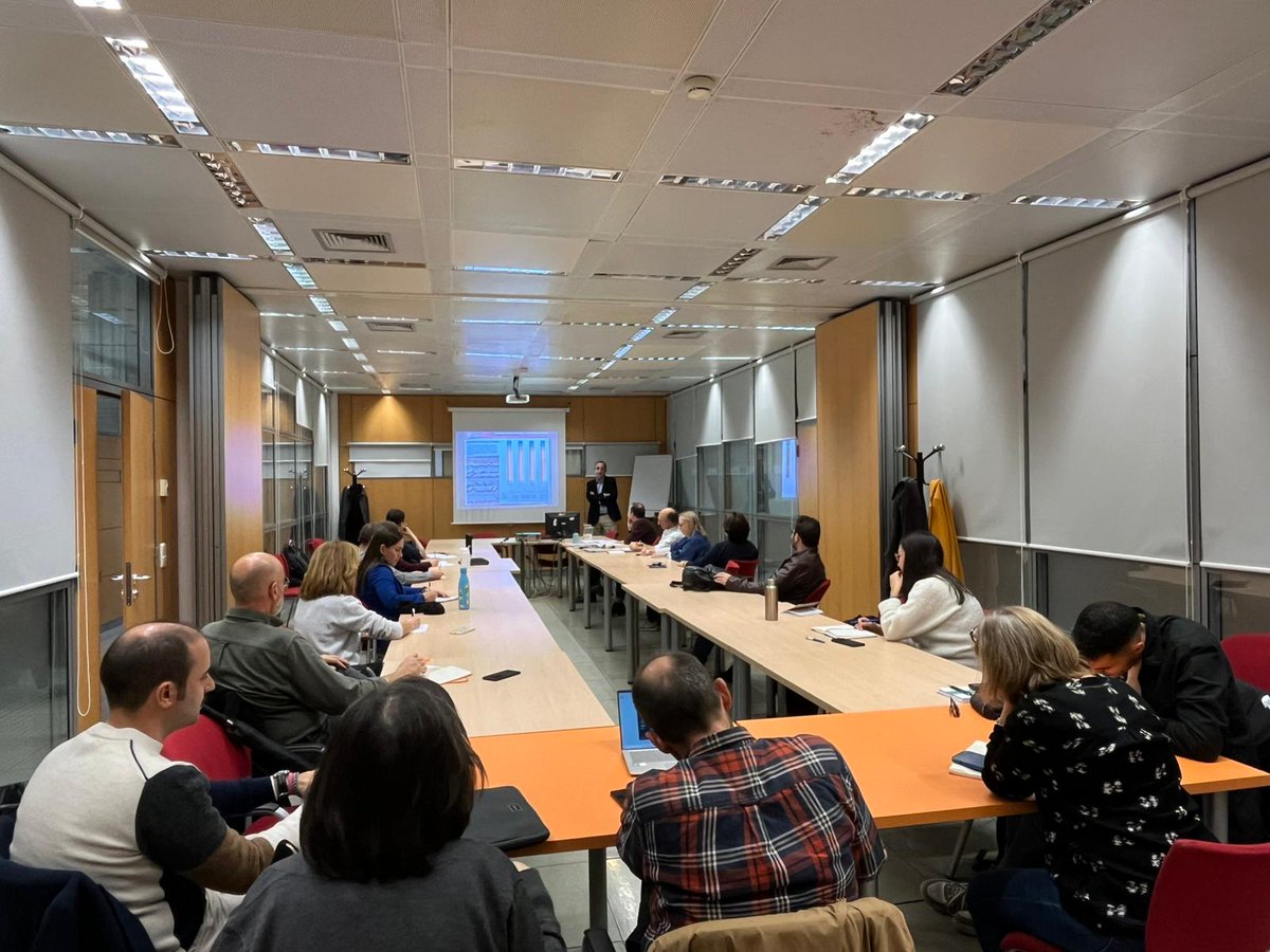 gge_age's tweet image. Hoy celebramos el XXVIII Seminario de Investigación en Geografía Económica. Los ponentes son:
Gonzalo Andrés López (Universidad de Burgos): &quot;Los espacios de actividad económica en las áreas urbanas españolas: una mirada sobre las ciudades medias industriales&quot;