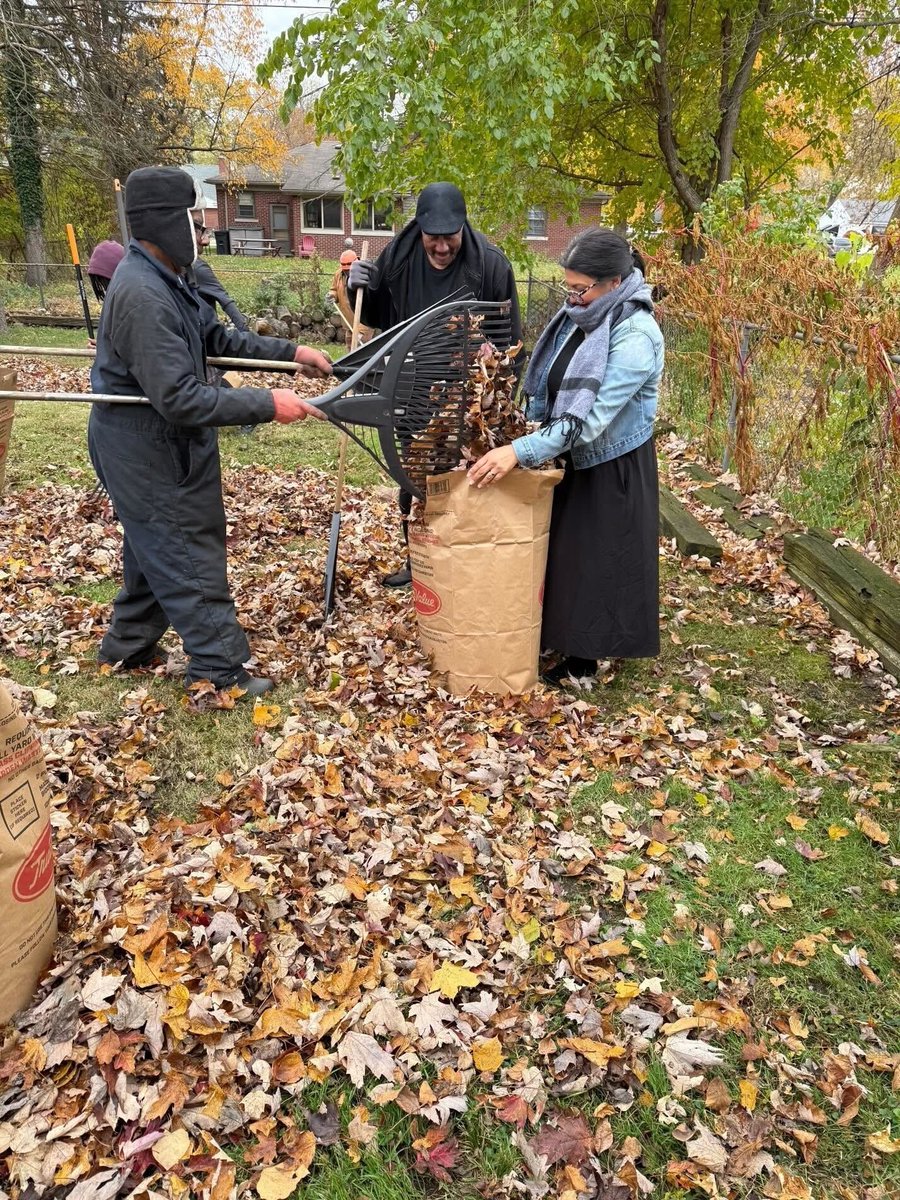 RepRashida's tweet image. Redford Township residents showed up for the Make a Senior Smile event! Local community organizations and volunteers came together to help out some of our senior neighbors who needed assistance. It&apos;s always a pleasure to spend time with our seasoned residents and see them smile.