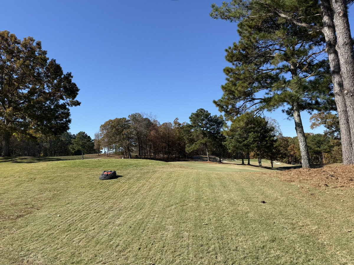 580L at Standard Club cut getting one the last rough mows of the year in around their very neat practice facility.

Also mowing rye grass Range Tee and Clubhouse lawn at .400