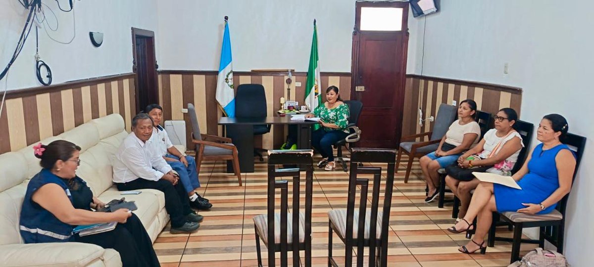 📍#Suchitepéquez
Como parte del seguimiento a las inconformidades planteadas por los vendedores del mercado municipal de la antigua terminal de buses de Mazatenango, la Auxiliatura de la <a href="/PDHgt/">PDH Guatemala</a> abre un espacio de diálogo con los vendedores, el gerente y el Concejo Municipal de