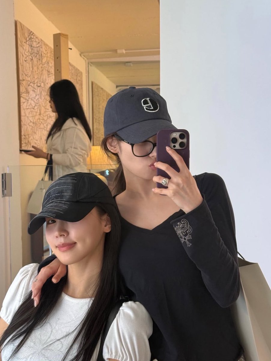 suffsun's tweet photo. Cap Emis ลด30% เหลือใบละ 950 free ems รับจำนวนจำกัดน้าสีละ 10 ใบเท่านั้น 🍐🎀💫 https://t.co/fpffDgf931