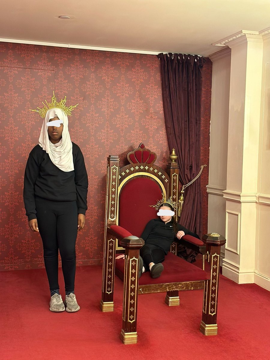 FST_Charity's tweet image. This picture is meant to be an illusion, can you tell? 
Happy Friday everyone! #youthwork #FST