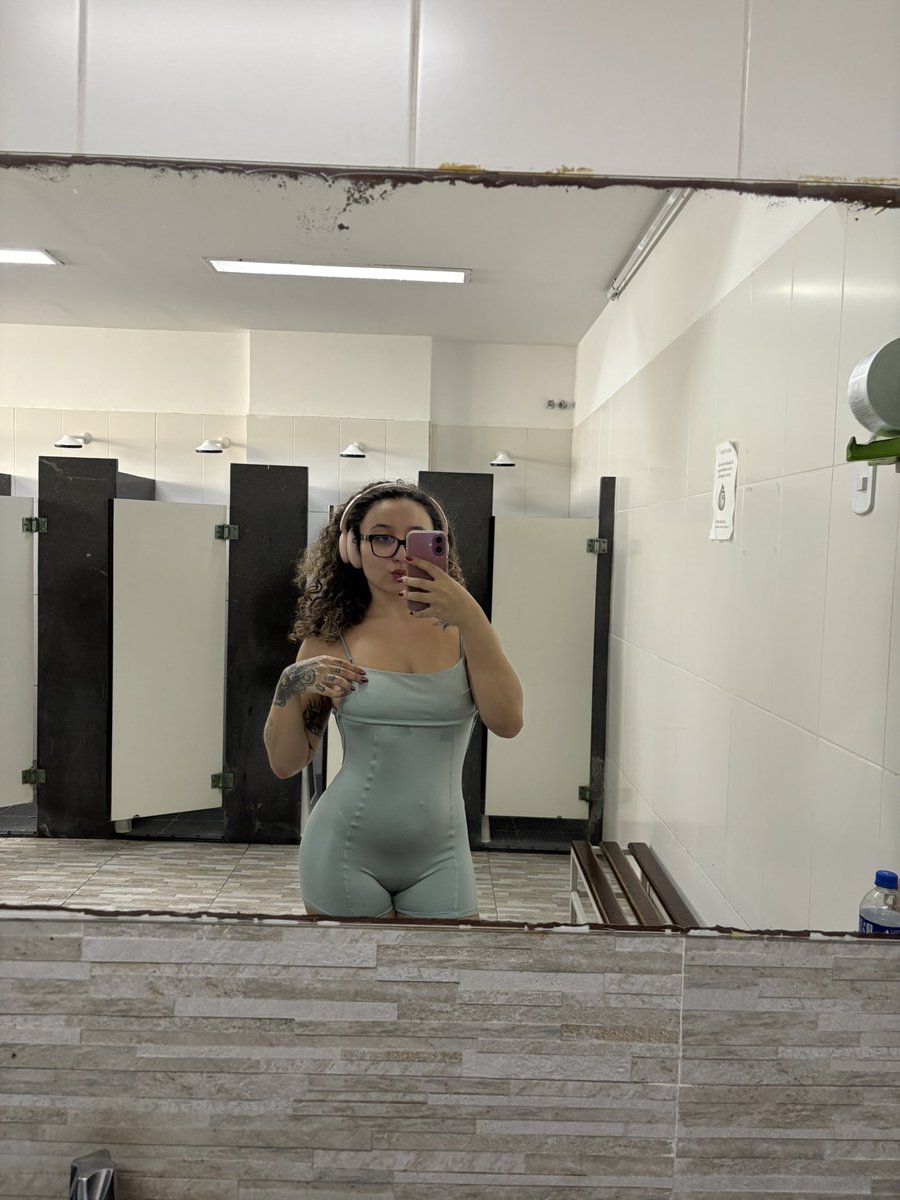 tech_lys's tweet image. viciada em usar o horário de almoço pra tudo, menos almoçar 🥰